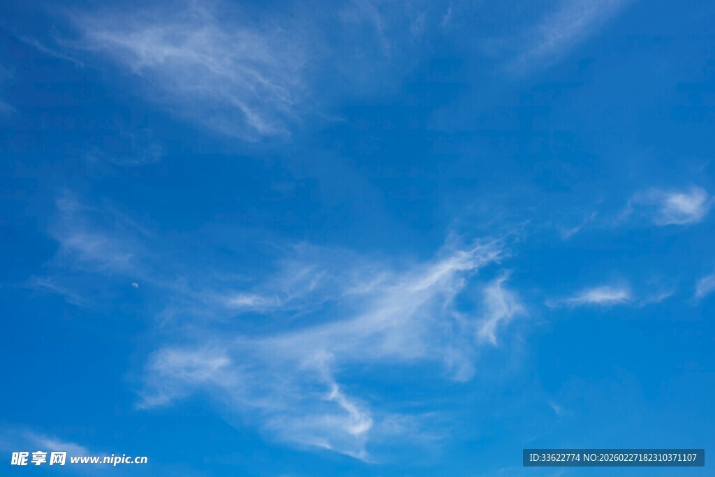 晴朗蓝天飘着轻柔白云