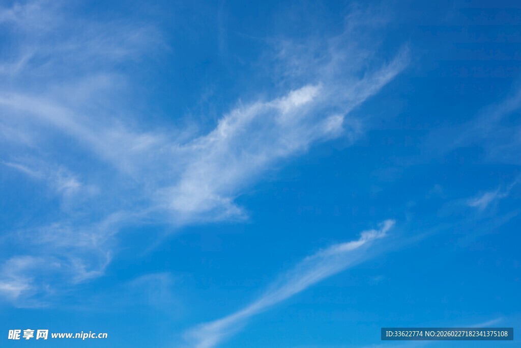 蔚蓝天空中的飘逸白云
