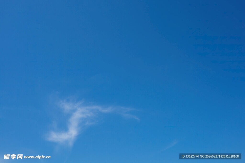 蔚蓝天空中的一缕白云