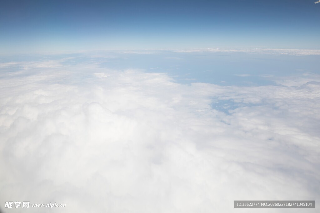 高空俯瞰洁白云海