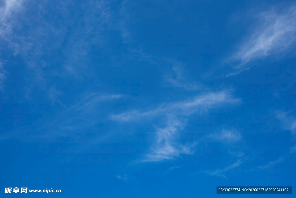 蔚蓝天空飘着轻柔白云