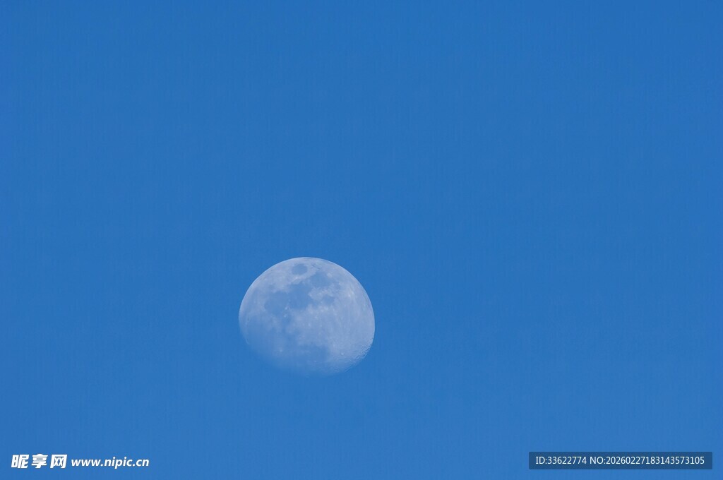 蓝天中的半轮明月