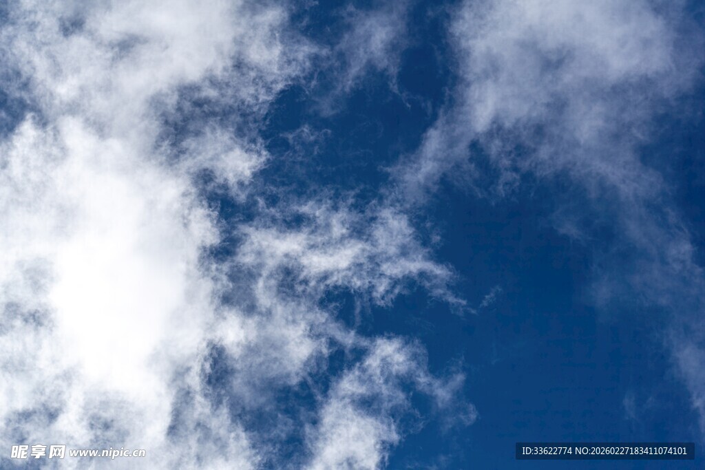 蔚蓝天空中的蓬松白云