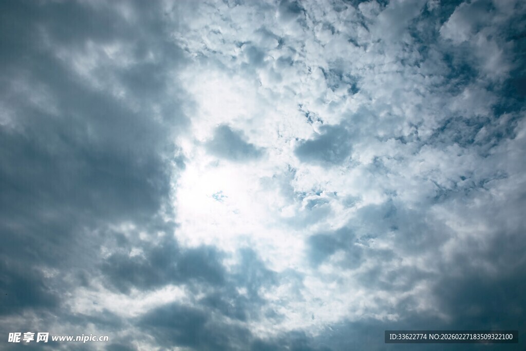 天空中的白云与阳光