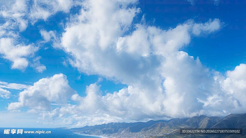 蓝天白云下的壮阔山海景