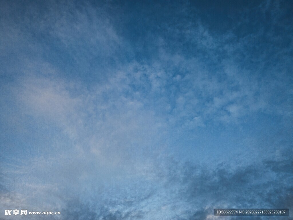 蔚蓝天空中的轻柔云彩