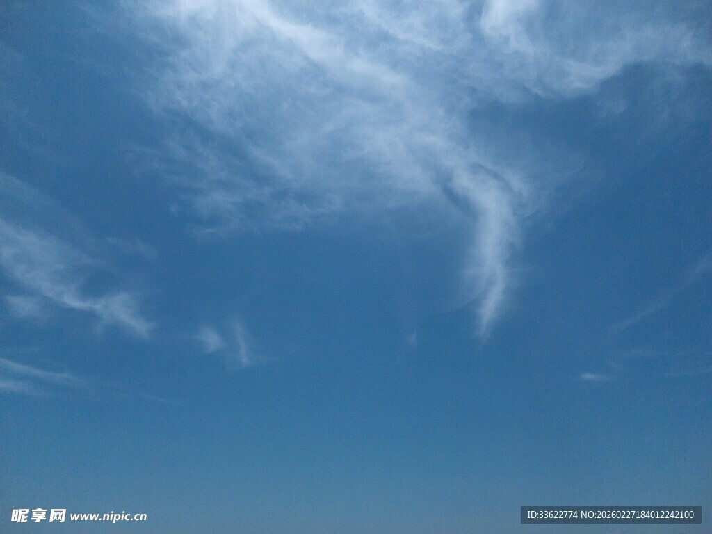 蓝天飘絮状白云