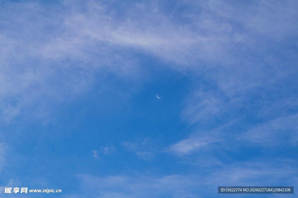 蓝天中的轻柔云彩