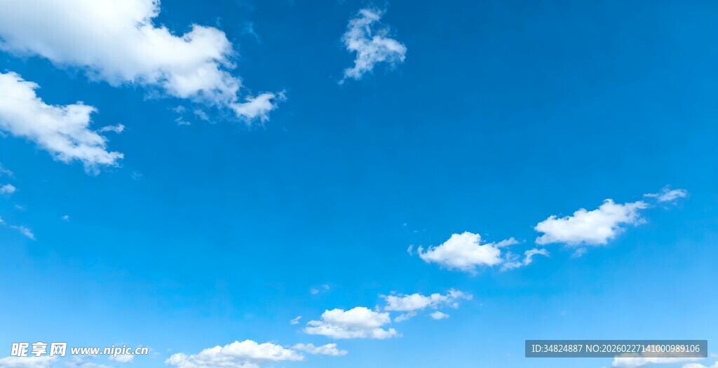 蓝天飘着几朵白云