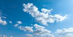晴朗蓝天飘浮朵朵白云