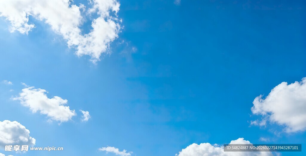 晴朗蓝天飘着几朵白云