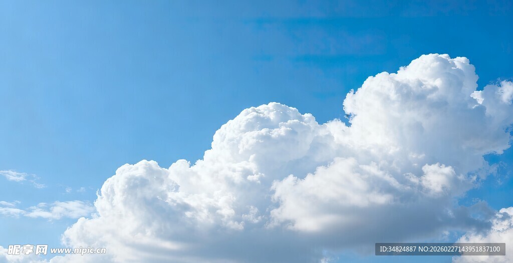 蓝天白云纯净美好景象