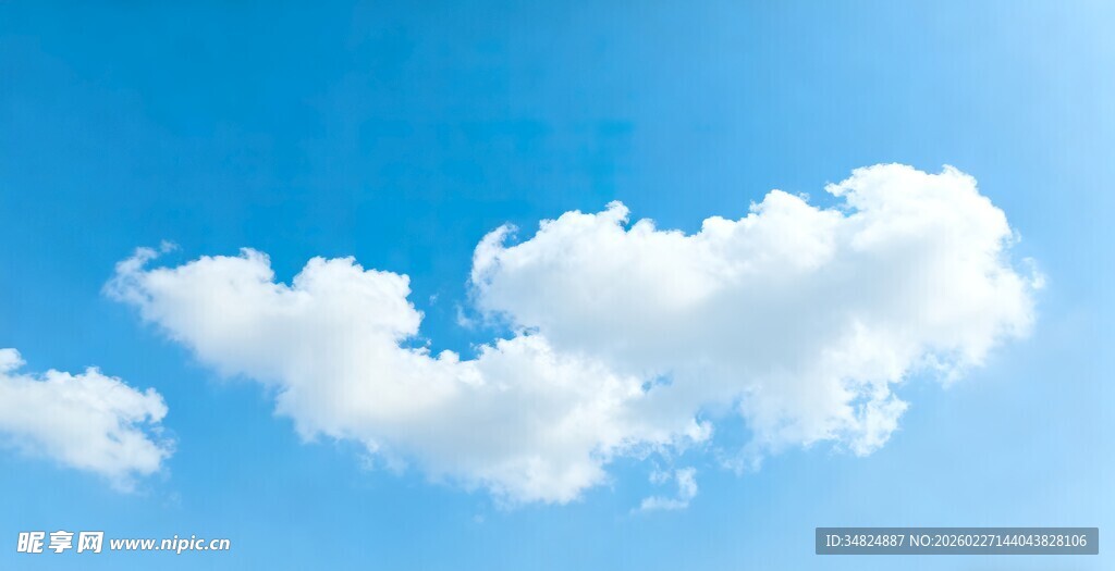 蓝天中的梦幻云朵