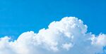 蓝天中的蓬松白云