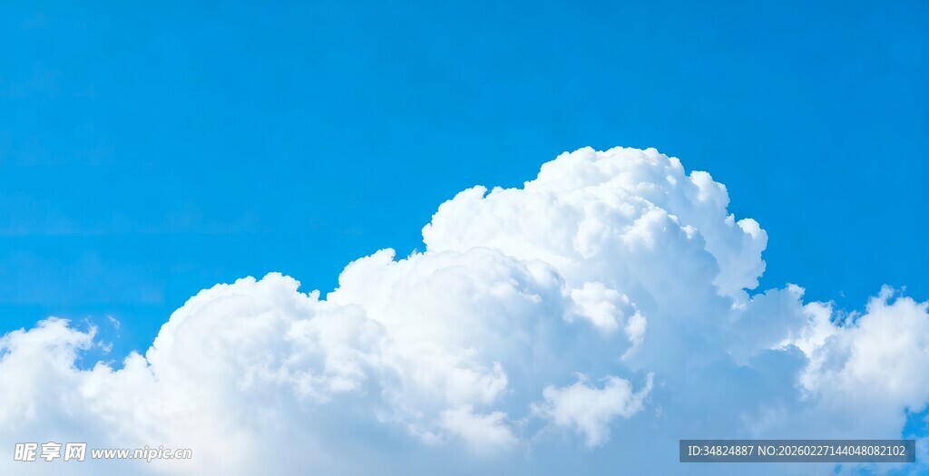 蓝天中的蓬松白云