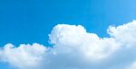 蓝天中的蓬松白云