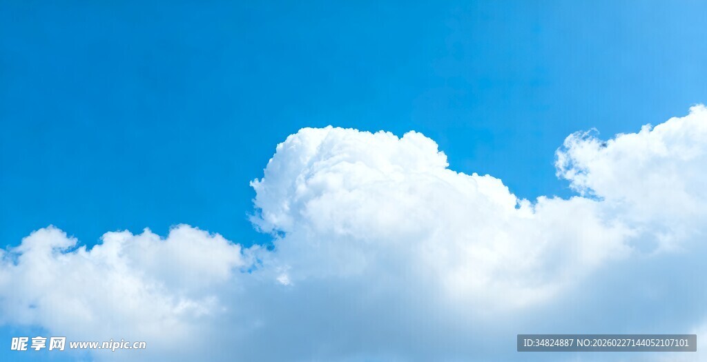 蓝天中的蓬松白云