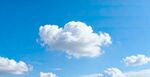 蓝天中的蓬松白云