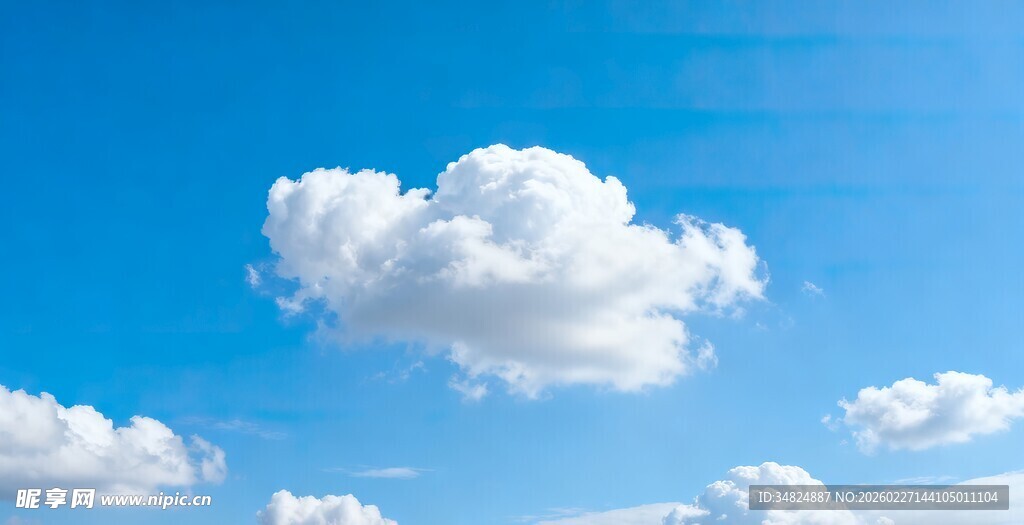 蓝天中的蓬松白云
