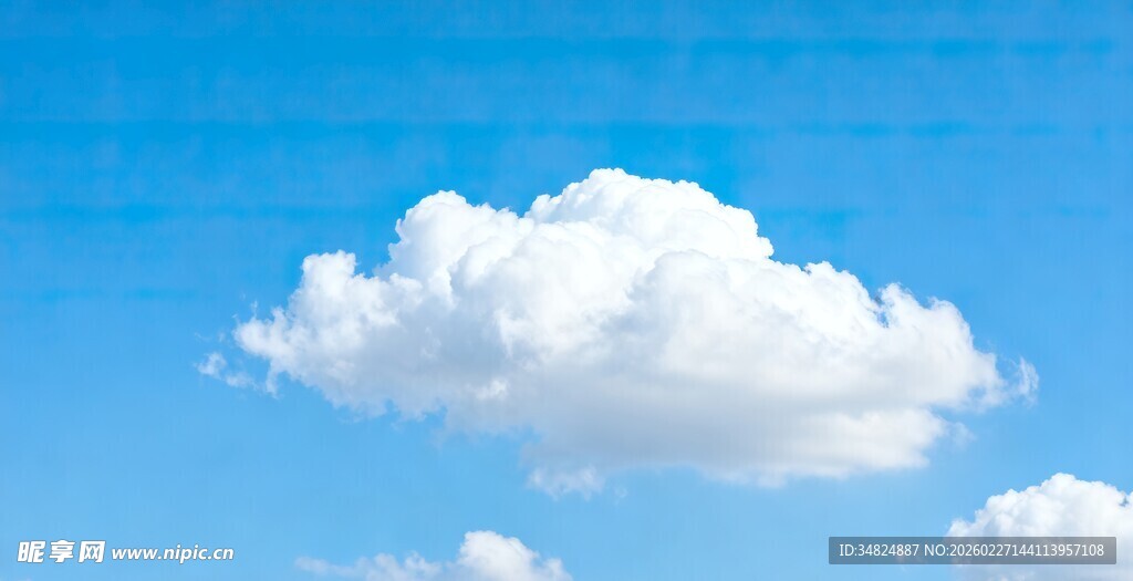 蓝天中的蓬松白云