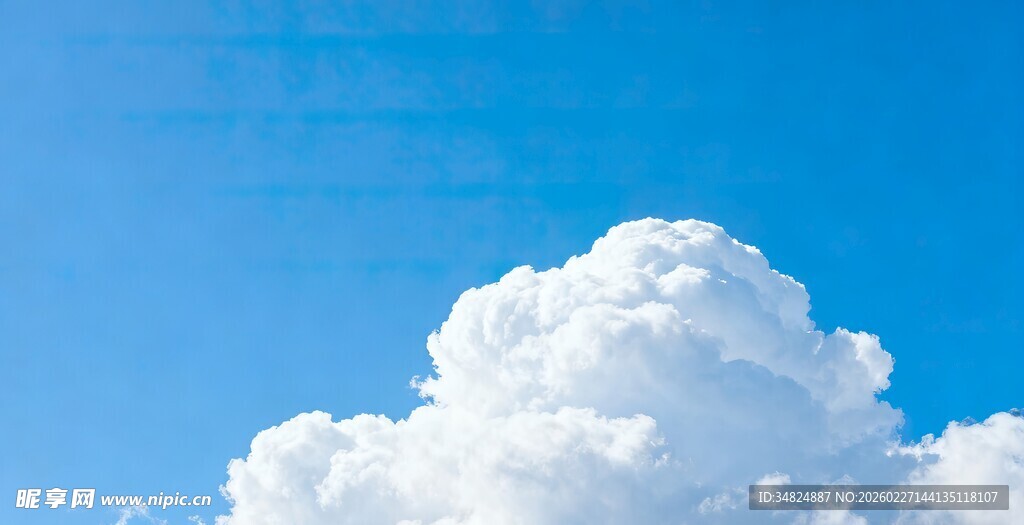 蓝天中的蓬松大云朵
