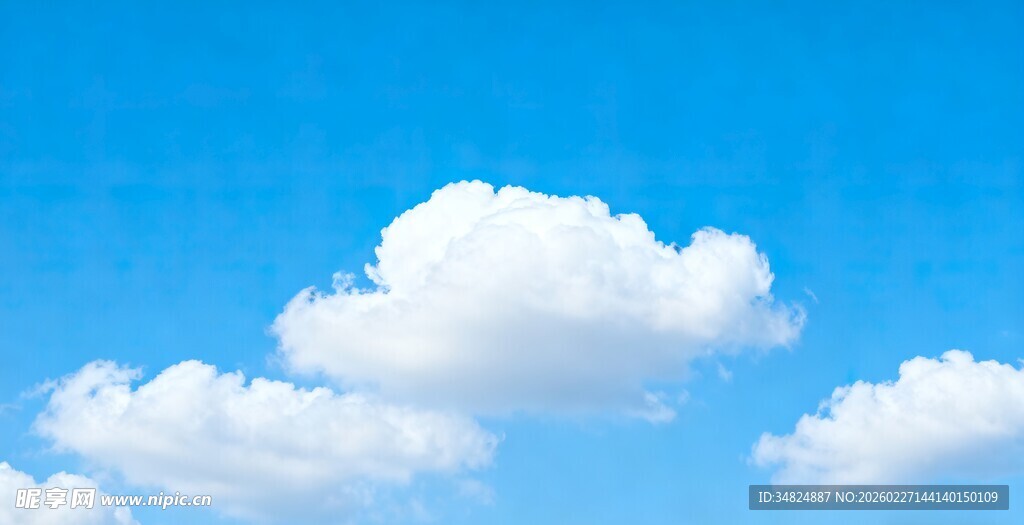 晴朗蓝天中的蓬松白云