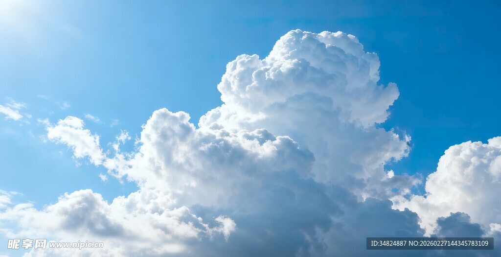 蓝天白云下的蓬松云朵