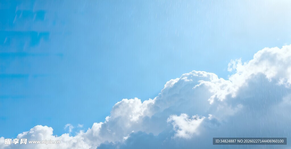 晴朗蓝天中的蓬松白云