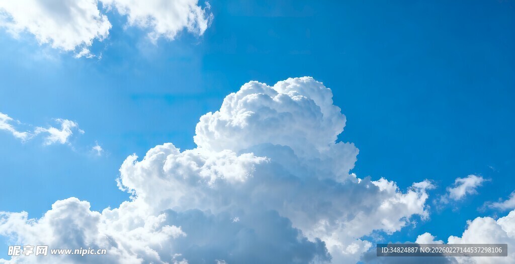 晴朗蓝天中的蓬松云朵