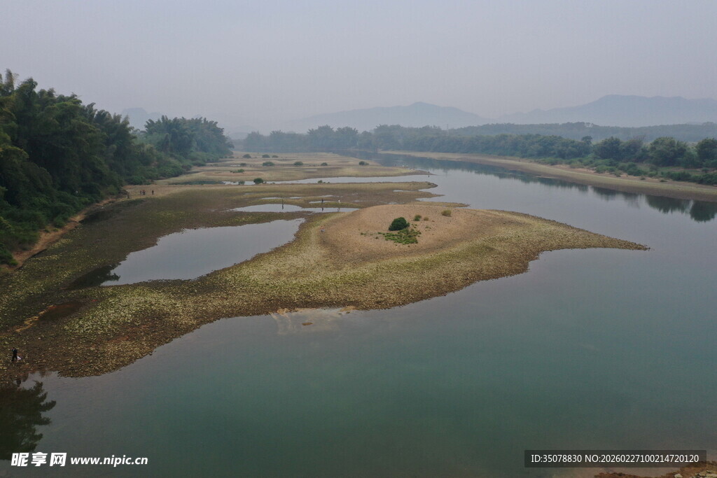 河畔风光自然静谧之景