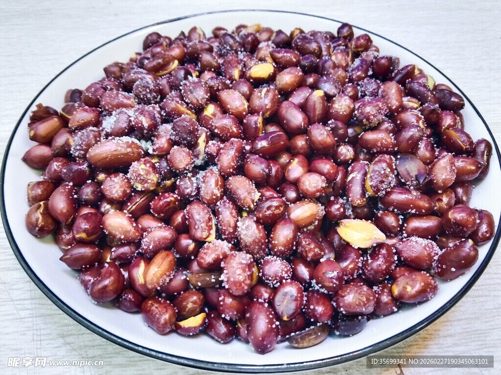 一盘饱满的炒花生