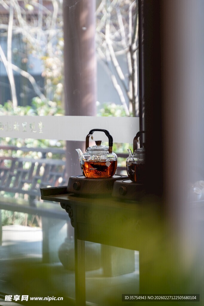 窗边茶具静谧的品茶时光