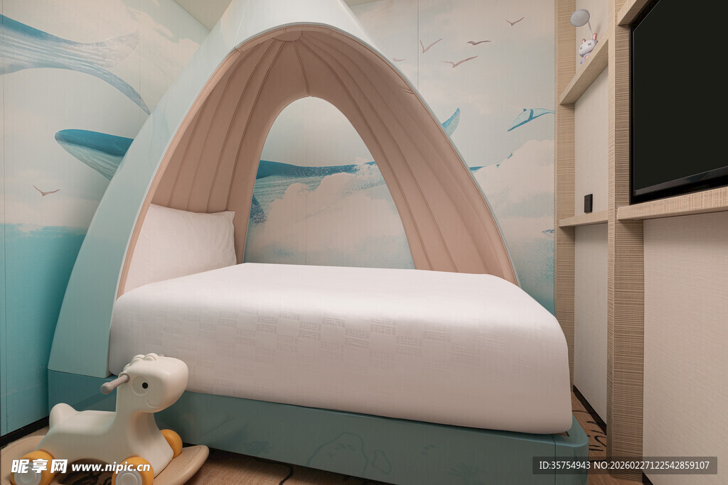 梦幻儿童房中的拱形小床