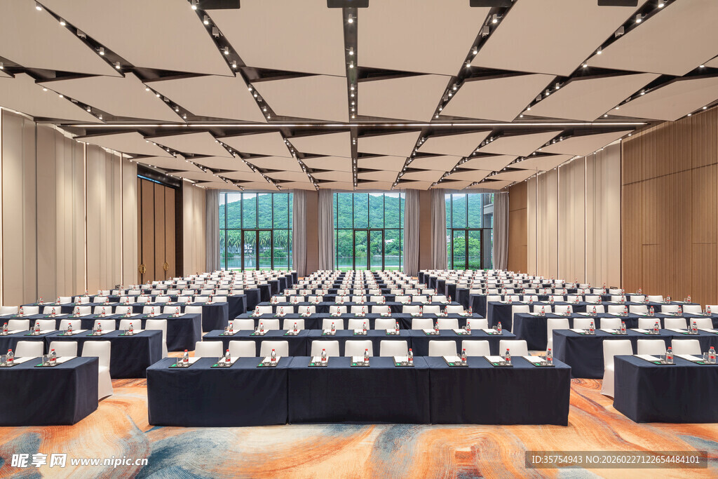 宽敞现代的大型会议室内景