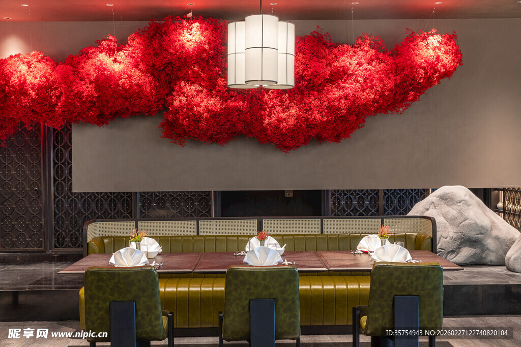 浪漫气球装饰的室内场景