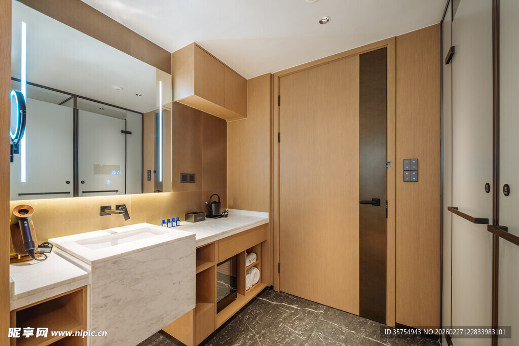 现代简约风木质浴室空间