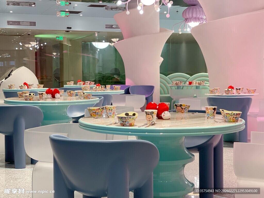 梦幻儿童游乐区桌椅布置