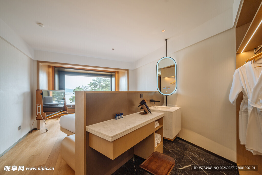 现代简约风卧室衣帽间一角