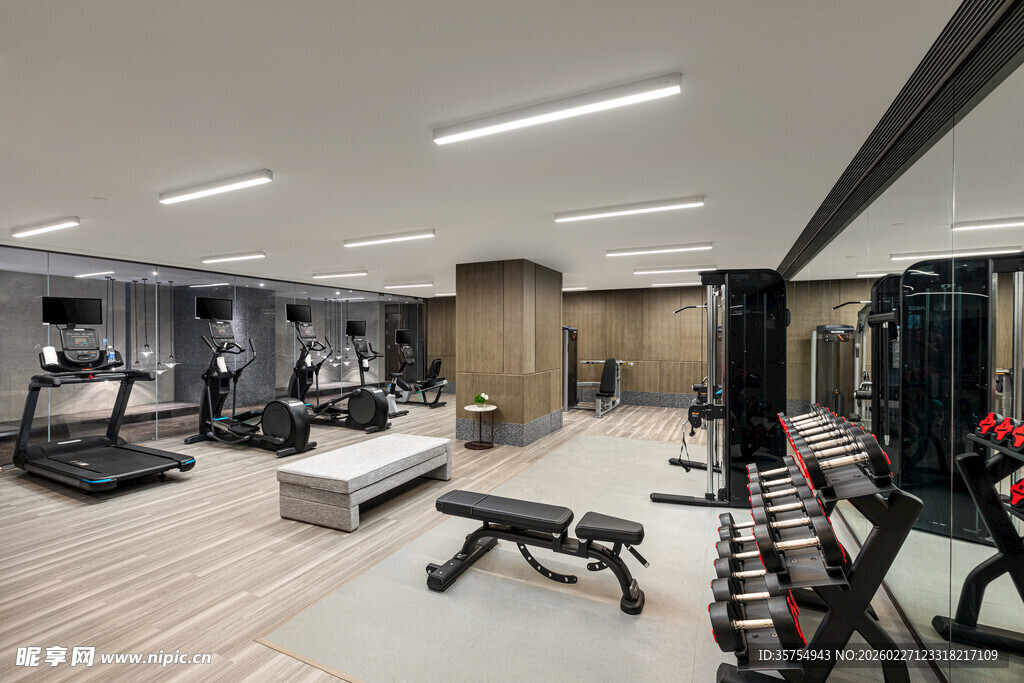 现代健身房内部器械展示