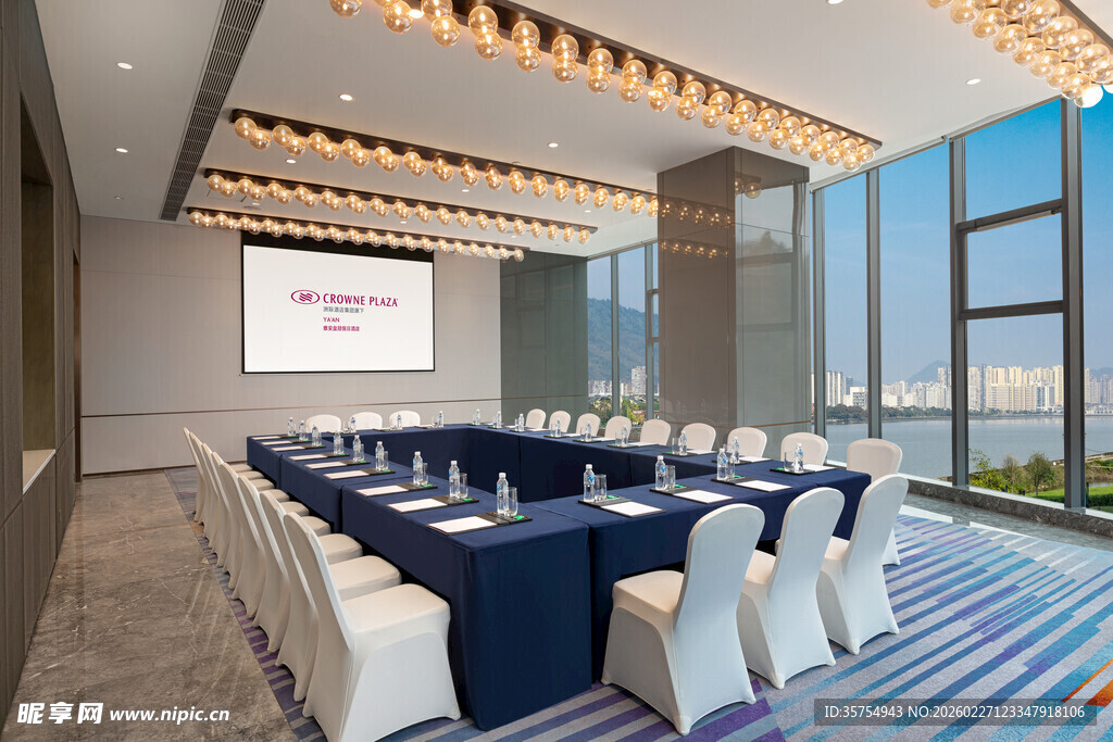 现代风格宽敞会议室