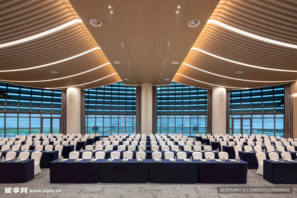 现代大型会议室场景