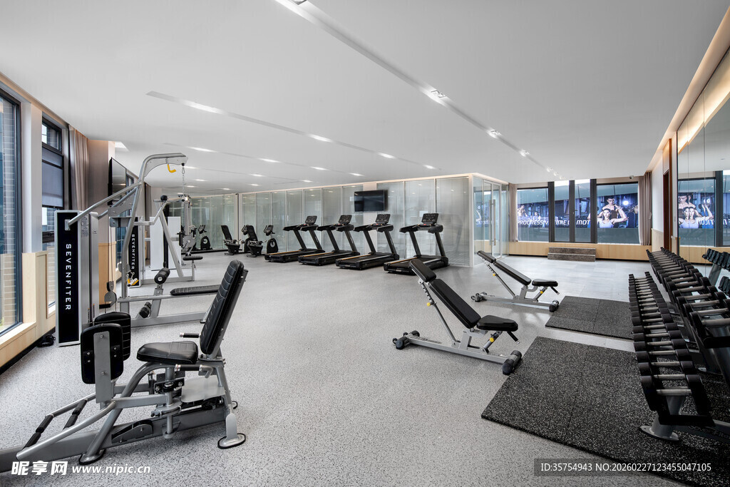 现代宽敞健身房健身场景