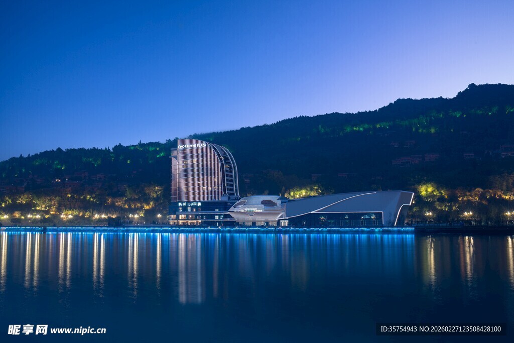 湖畔夜景中的独特建筑