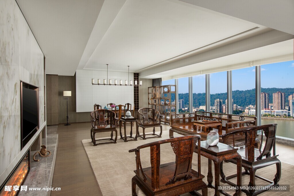 中式典雅茶室窗外景致佳