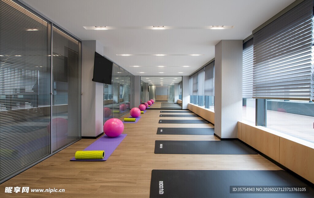 现代宽敞瑜伽健身工作室
