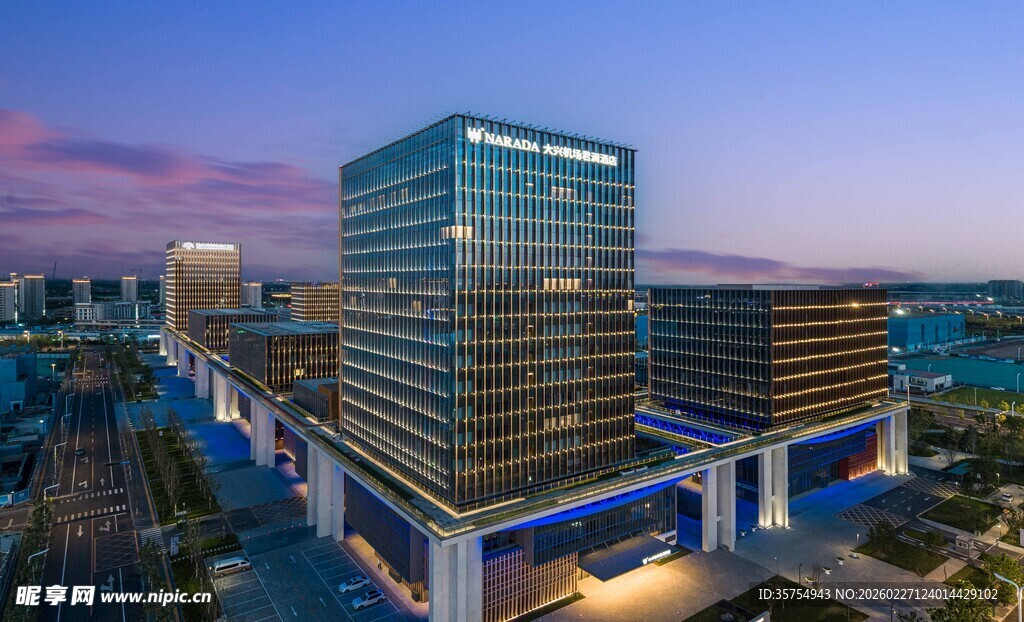 城市现代高楼夜景