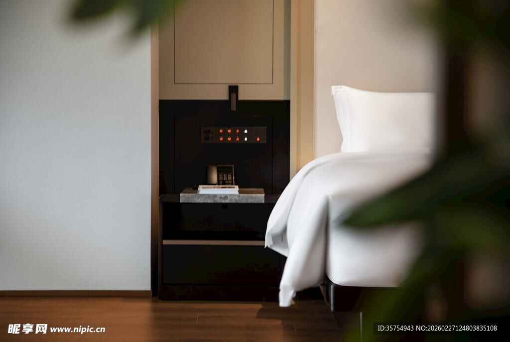 温馨卧室一角的静谧场景