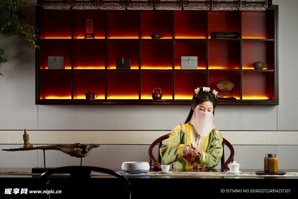古风女子于雅致茶室品茶