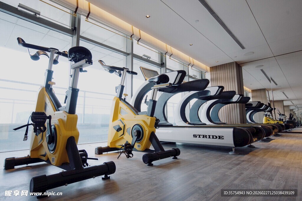 健身房内的多样健身器材