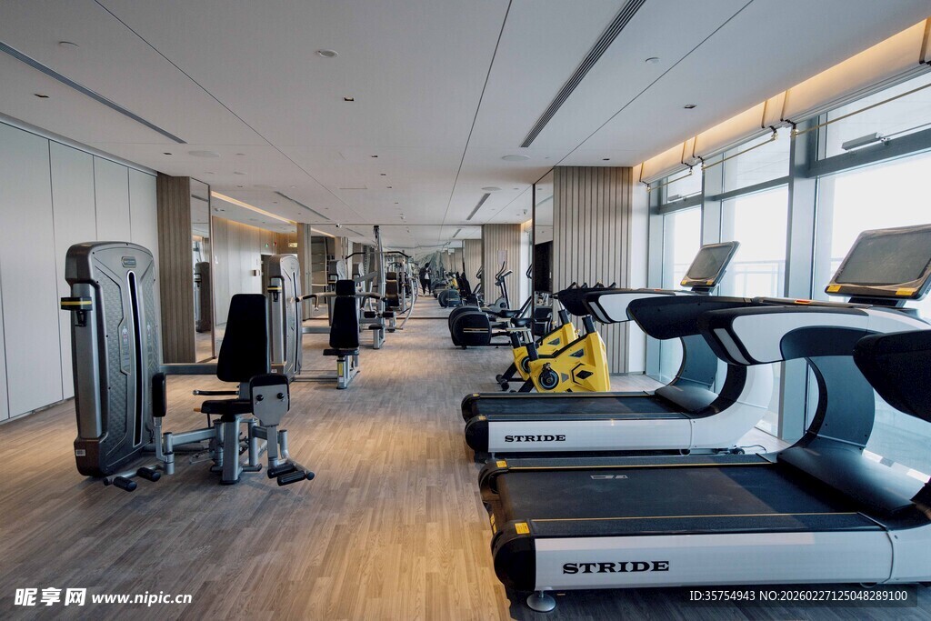 现代健身房内景设备展示